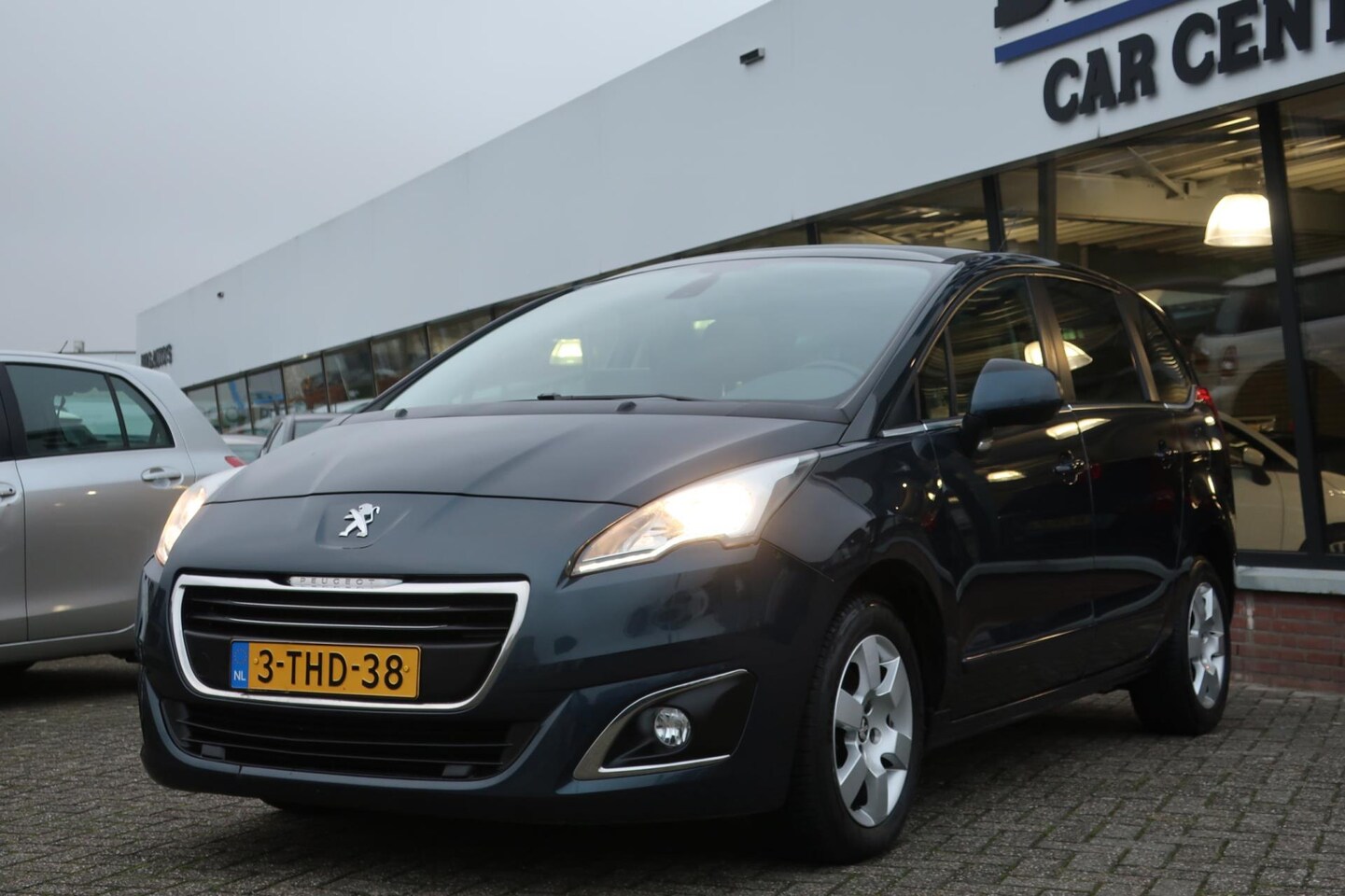 Peugeot 5008 - 1.6 VTi Blue Lease 5p. LED_LEDER_PANO_PDC_TREKHAAK. - AutoWereld.nl