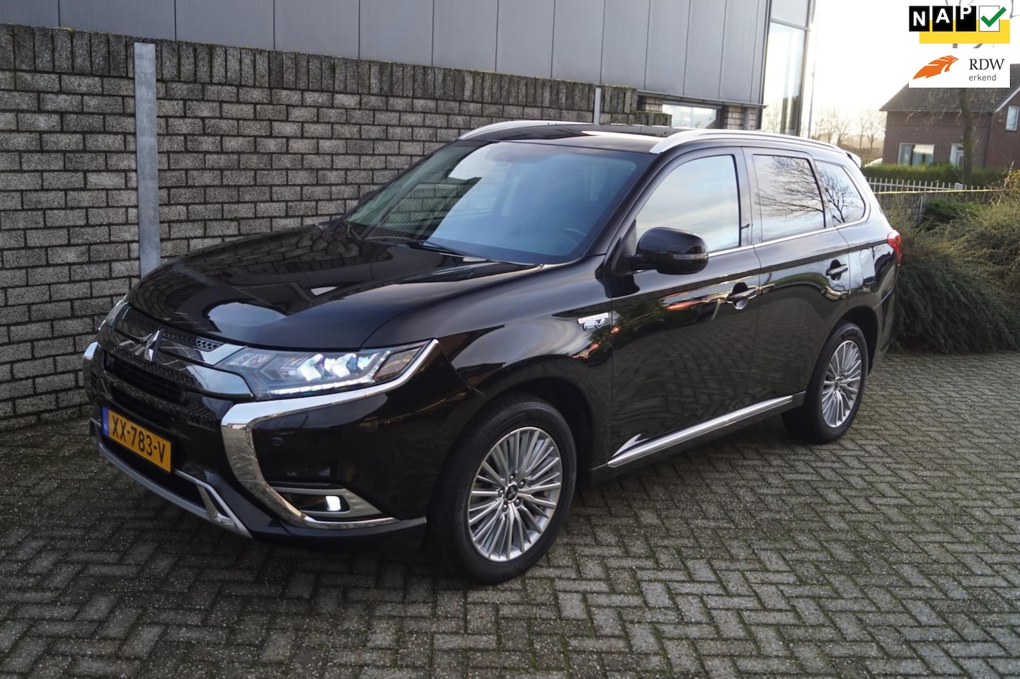 Mitsubishi Outlander - 2.4 PHEV Intense 4WD Autom Leder/Alcantara Stoelverw Navi Camera Apple Carplay Clima Cruis - AutoWereld.nl