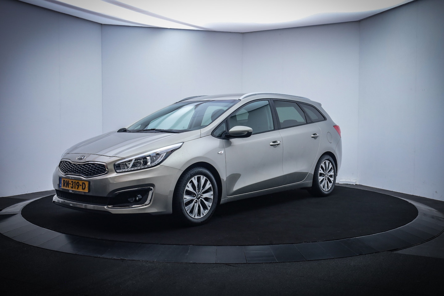 Kia Cee'd Sportswagon - 1.0T-GDi Navigator Plus Comfort CAMERA/CARPLAY/CLIMA/NAVI/CRUISE/BLUETOOTH/PDC/TREKHAAK/LM - AutoWereld.nl