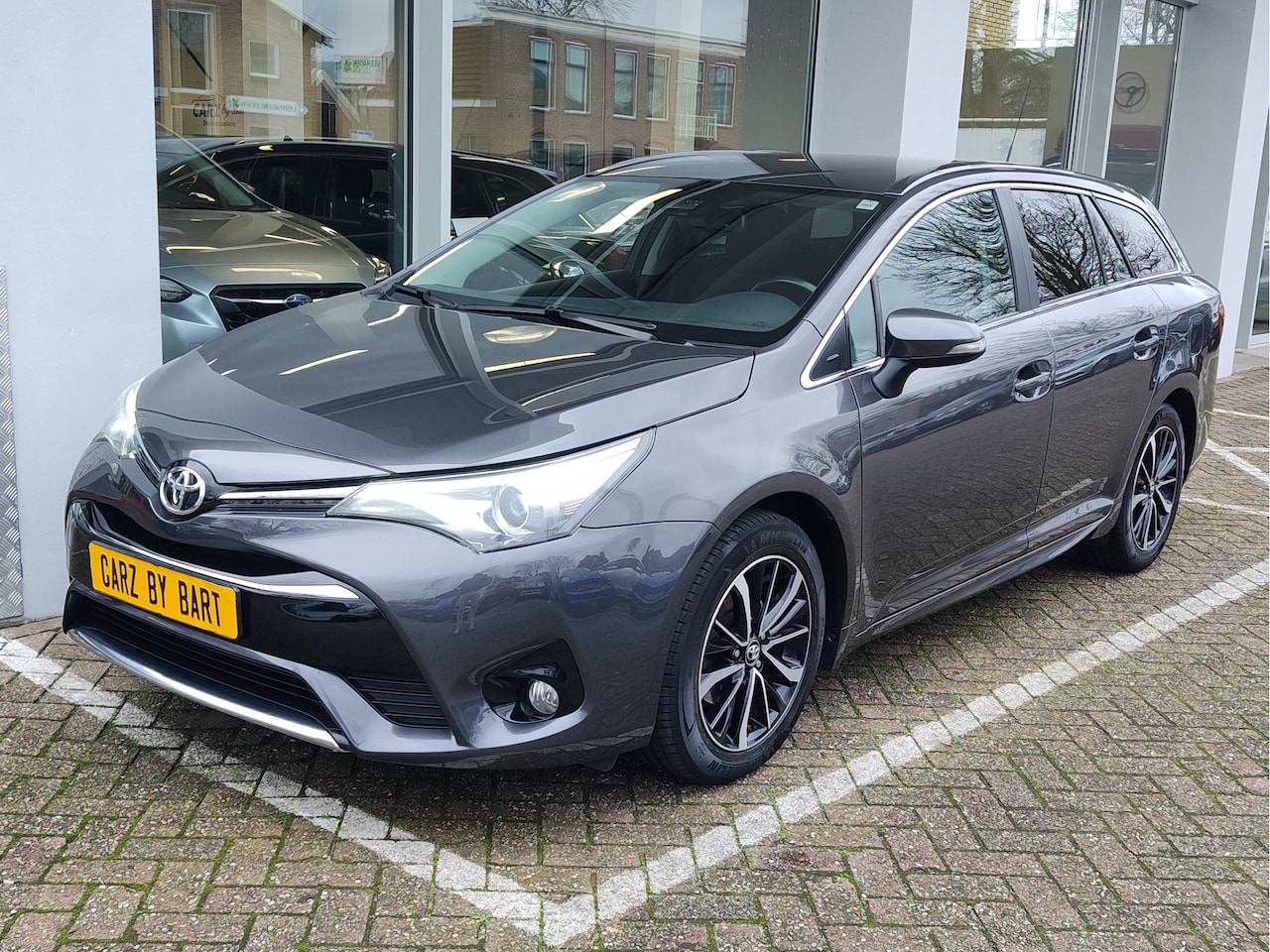 Toyota Avensis Touring Sports - 1.8 VVT-i DYNAMIC Stoelverwarming | Keyless | Navigatie - AutoWereld.nl