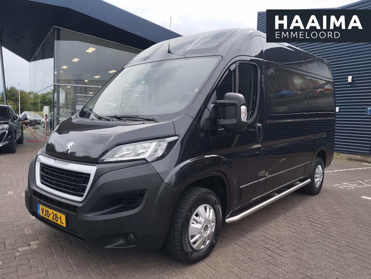 Peugeot Boxer - 333 2.2 BlueHDi 140pk L2H2 Premium | Navi | Cruise | Airco | Trekhaak | Camera | Verzwaard - AutoWereld.nl