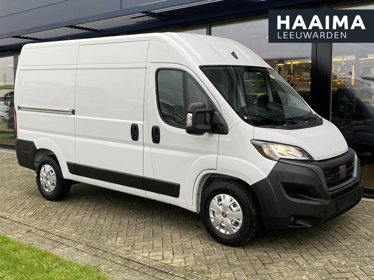 Fiat Ducato - 35 L2H2 2.2D 180pk Automaat | VOORRAAD | Snel leverbaar | Verzwaarde vering | Luxe tussenw - AutoWereld.nl