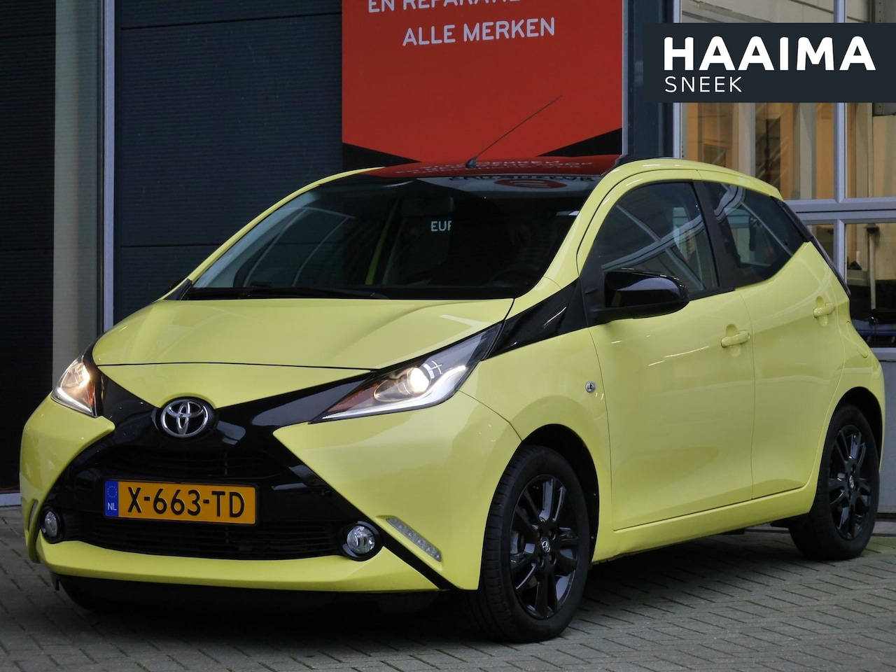 Toyota Aygo - 1.0 VVT-i x-cite | Automaat | Airco | Trekhaak | Achteruitrijcamera | lichtmetalen velgen - AutoWereld.nl