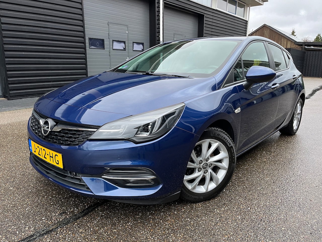 Opel Astra - 1.2 Edition 131pk! PDC v+a, Camera, Trekhaak afneenmaar - AutoWereld.nl