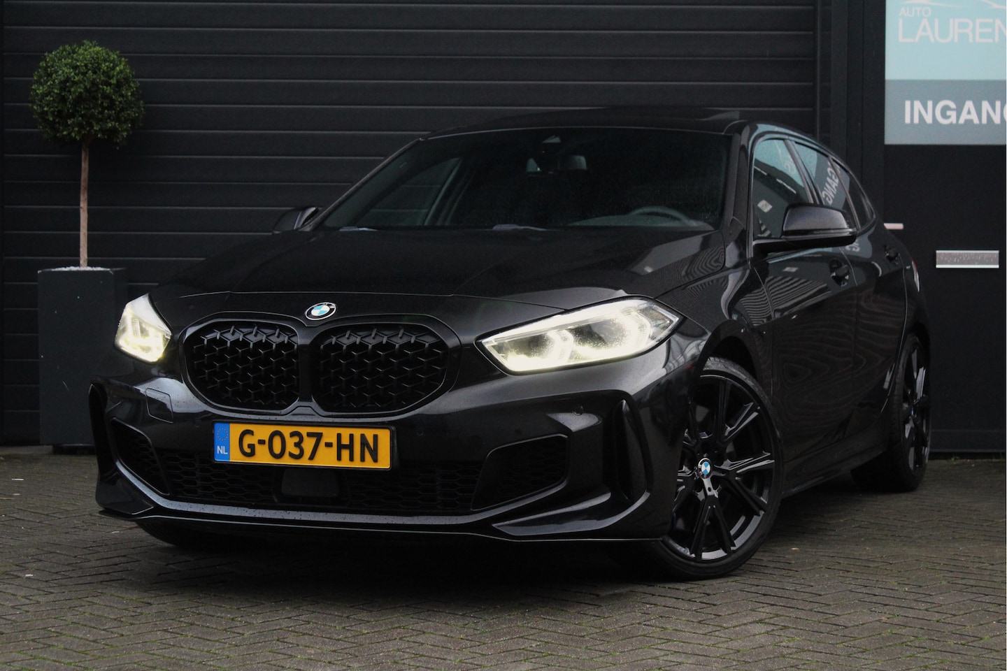 BMW 1-serie - M135i xDrive | Pano | Kuipstoelen | H&K | Camera | High Executive - AutoWereld.nl