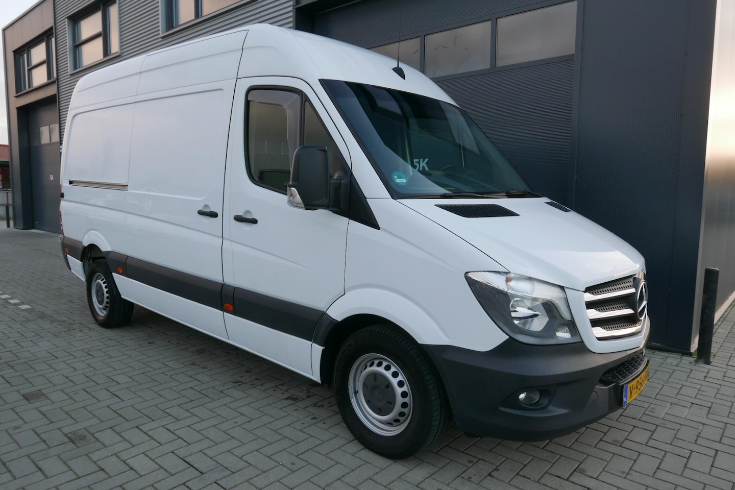 Mercedes-Benz Sprinter - 319 3.0 CDI V6 190 PK 366 L2 H2 AUT,NAVI,CAMARA,TREKHAAK. - AutoWereld.nl