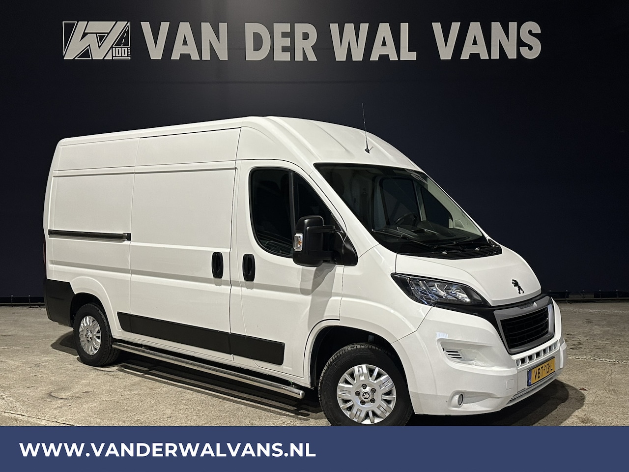 Peugeot Boxer - 2.2 BlueHDi 140pk L2H2 Euro6 Airco | 2500kg Trekhaak | LED | Cruisecontrol | Camera Naviga - AutoWereld.nl