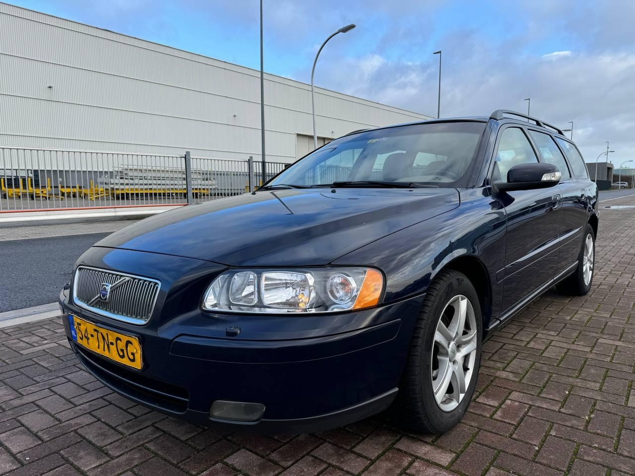 Volvo V70 - 2.4 Edition /Airco/Cruise/140 PK/Leder/Nieuwe APK - AutoWereld.nl