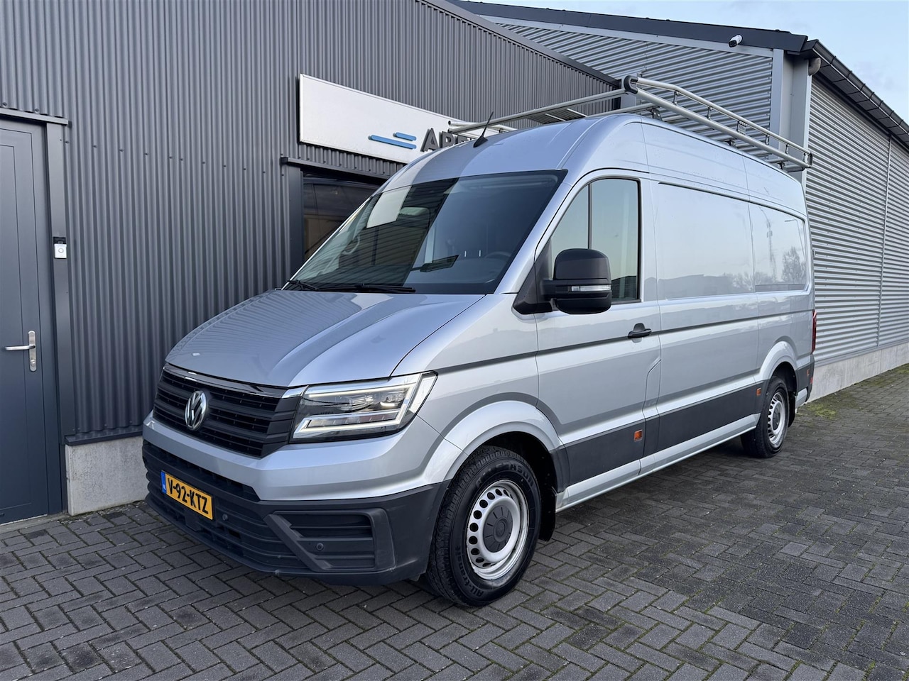 Volkswagen Crafter - 2.0 TDI 177PK L3H3 Highline (NAVI|CAM|FULL LED|TREKHAAK) - AutoWereld.nl