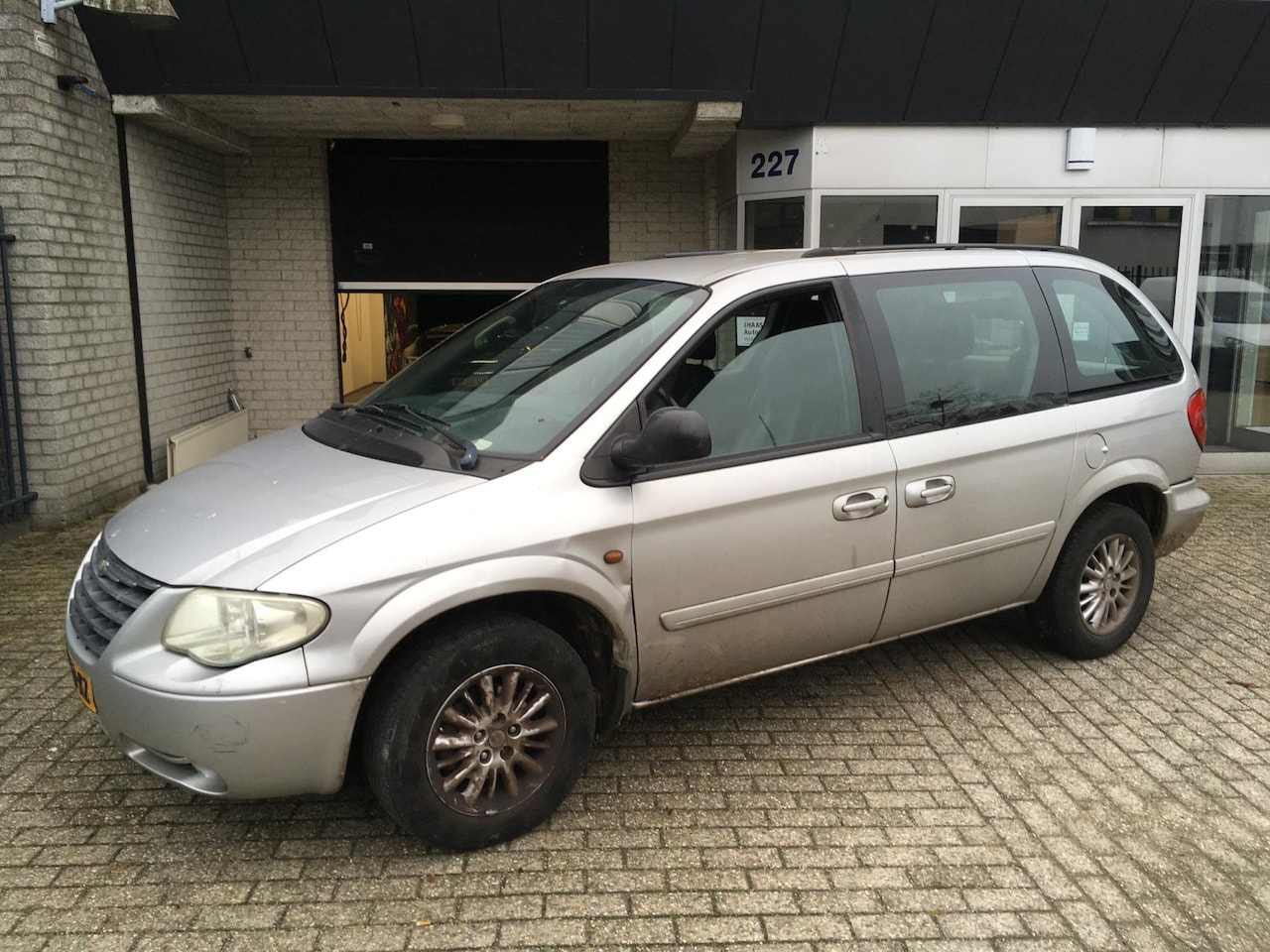 Chrysler Voyager - 2.4i New York Edition / EXPORT / INVALIDE LIFT / LEDER / 7 SEATS - AutoWereld.nl