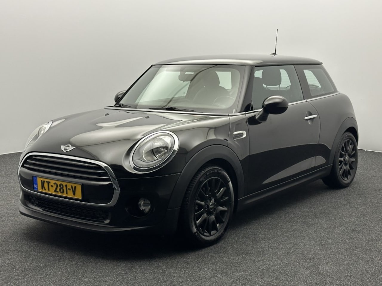 MINI Cooper - 1.5 Business Black | Airco | Navigatie | NL-Auto | Dealer Onderhouden | 16'' Velgen - AutoWereld.nl