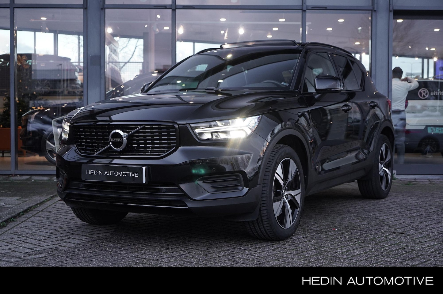 Volvo XC40 - 1.5 T5 Recharge R-Design | Panorama Dak | Elec. inklapbare trekhaak | Verwarmbare voorstoe - AutoWereld.nl