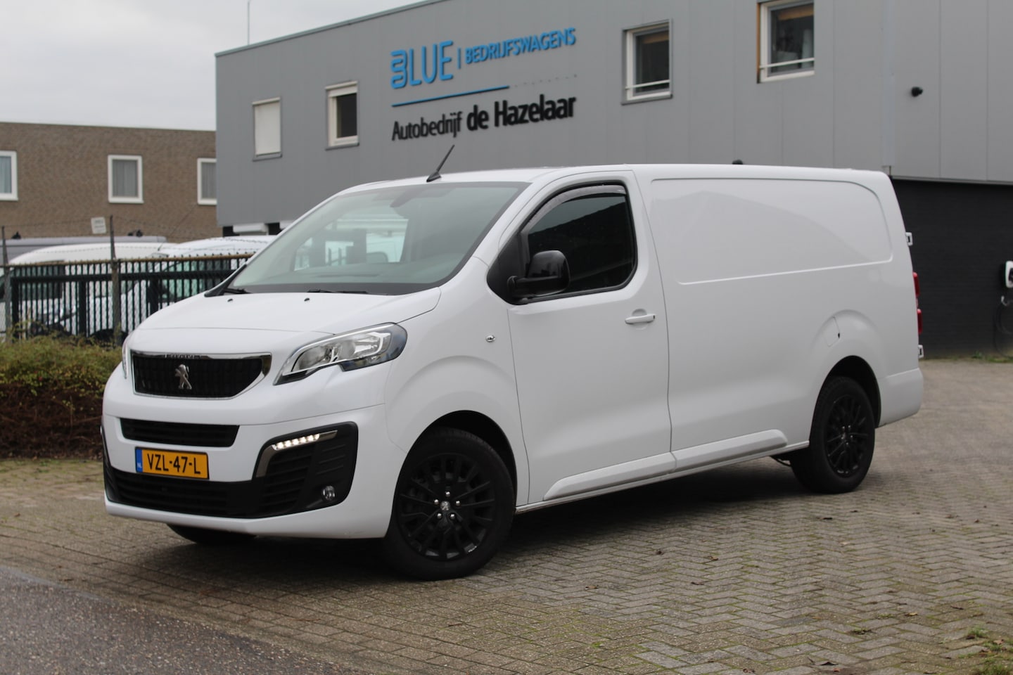 Peugeot Expert - 2.0 BlueHDI 145PK Euro6 Automaat L3 Long ✓ airco ✓ navigatie ✓ 3-zits ✓ cruise control - AutoWereld.nl