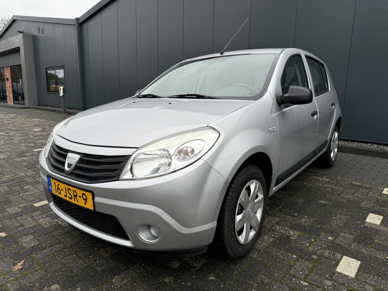 Dacia Sandero - 1.2 Ambiance HOGE INSTAP. ZEER NET. NW. APK. AIRCO.RIJKLAAR. - AutoWereld.nl