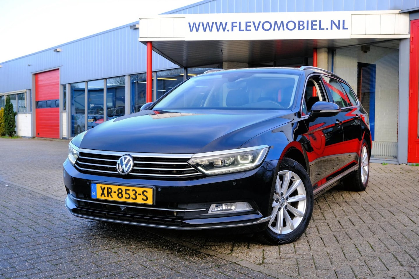 Volkswagen Passat Variant - 2.0 TDI 150pk Highline Aut. Leder|1e Eig|Adapt.cruise|Cam|Virtual Displ. - AutoWereld.nl