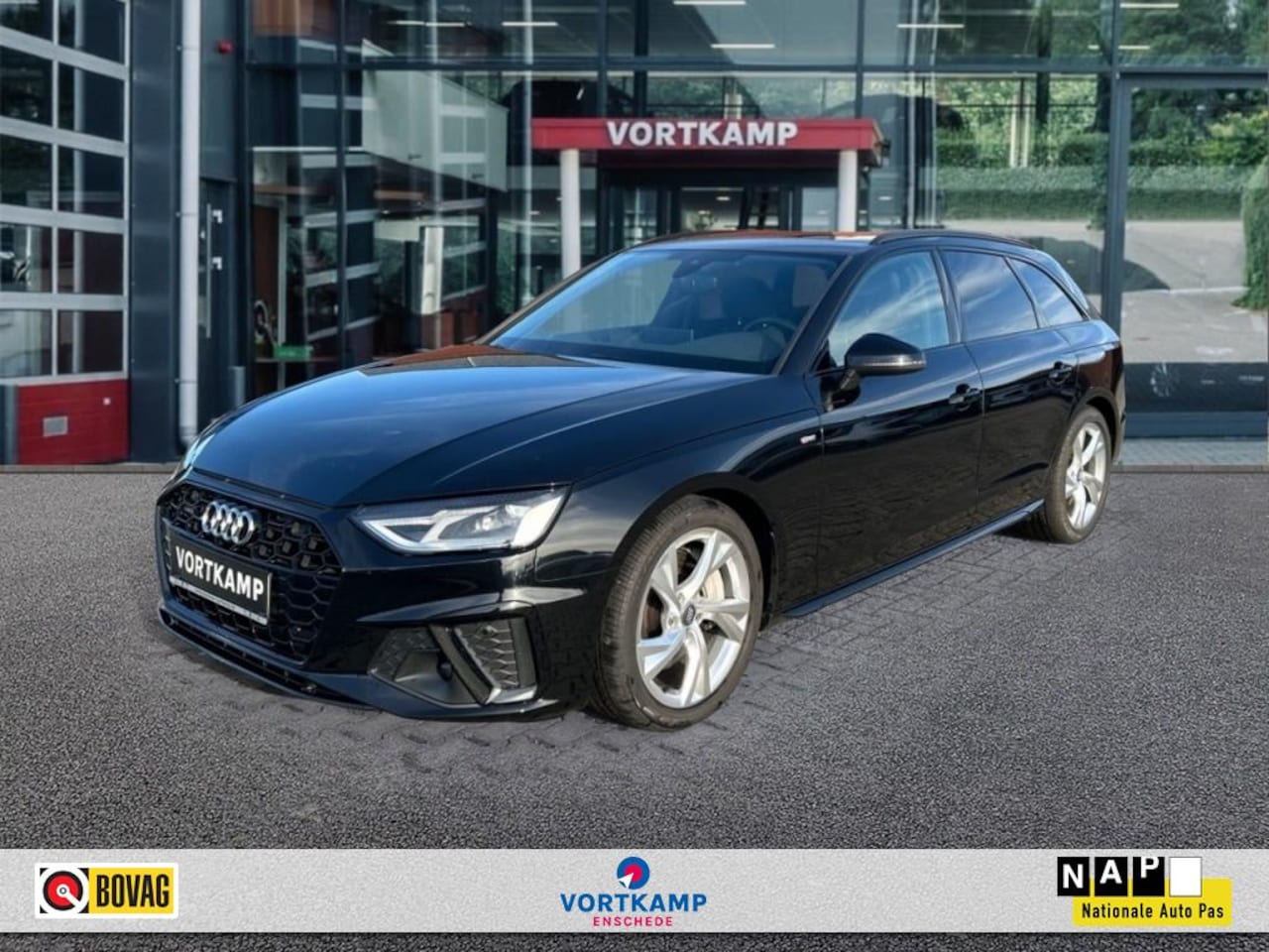 Audi A4 - 45 TDI QUATTRO S LINE PANO-DAK/CAMERA/LEDER/ACC/STOELVERW - AutoWereld.nl