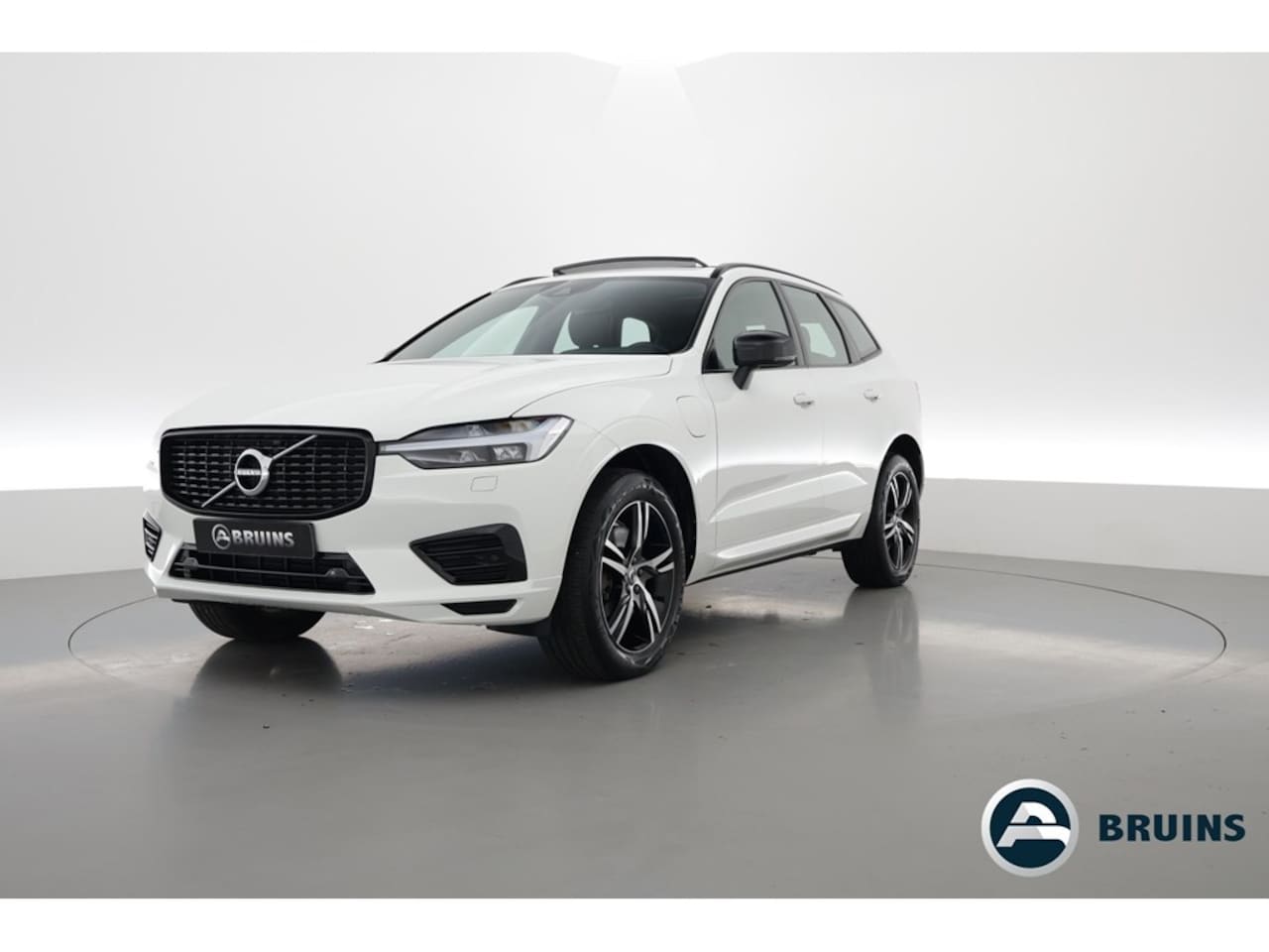 Volvo XC60 - 2.0 341PK T6 Reacharge AWD R-Design, Trekhaak, Pano, Blis, Camera, H&K Audio - AutoWereld.nl