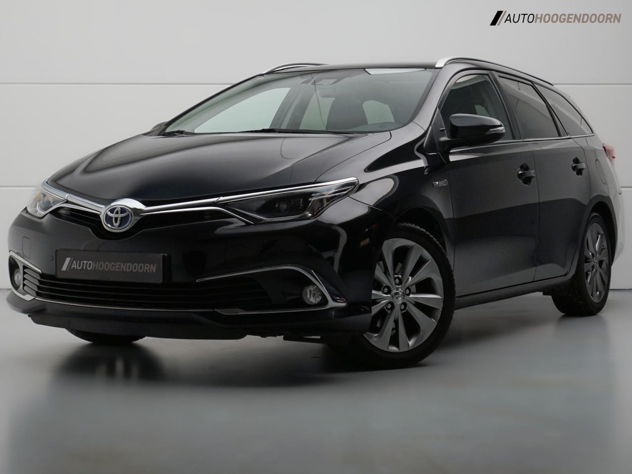 Toyota Auris Touring Sports - 1.8 Hybrid Executive (APPLE CARPLAY,LED VERLICHTING,CAMERA,PANORAMA,STOELVERWARMING,LEDER, - AutoWereld.nl