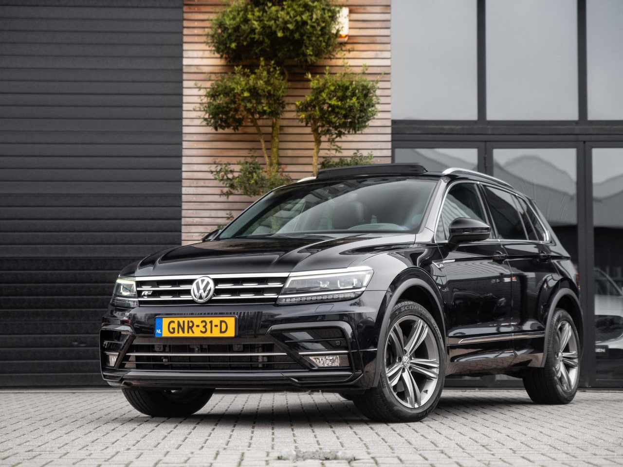 Volkswagen Tiguan - 2.0 TSI 4Motion 3x R-Line Pano Virtual ACC Trekhaak - AutoWereld.nl