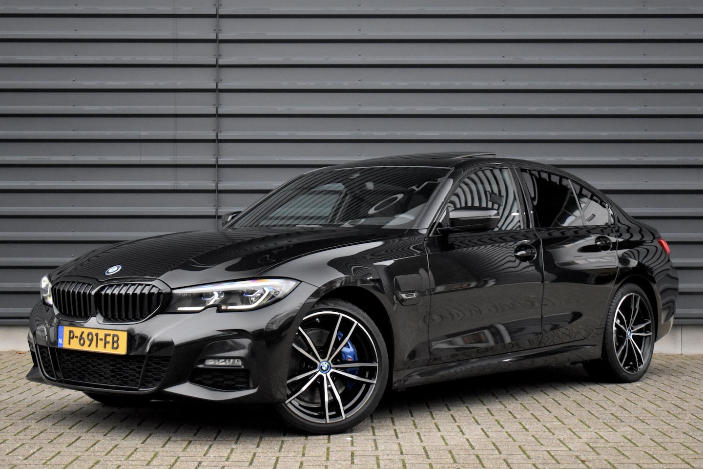 BMW 3-serie - 320e High Executive M Sport Plus | Schuif/Kanteldak | Laser Light | Head-Up | CarPlay | 19 - AutoWereld.nl