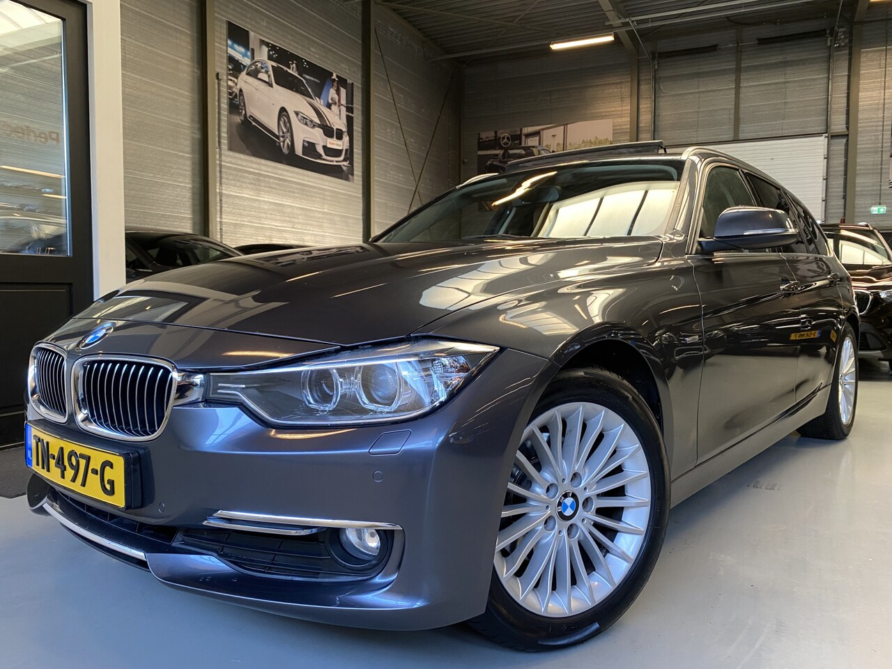 BMW 3-serie Touring - 318d M Sport Edition High Executive Airco, Cruise , Glazen schuif kanteldak, Lederen bekle - AutoWereld.nl