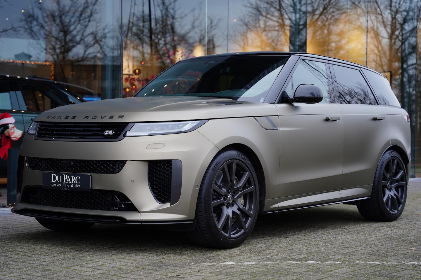 Land Rover Range Rover Sport - P635 SV Edition One Carbon Bronze KERSTSHOW - AutoWereld.nl