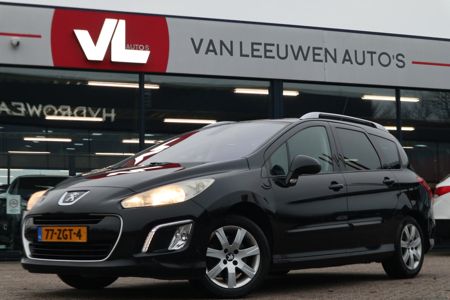 Peugeot 308 SW - 1.6 THP Sportium | Cruise | Pano | Trekhaak - AutoWereld.nl