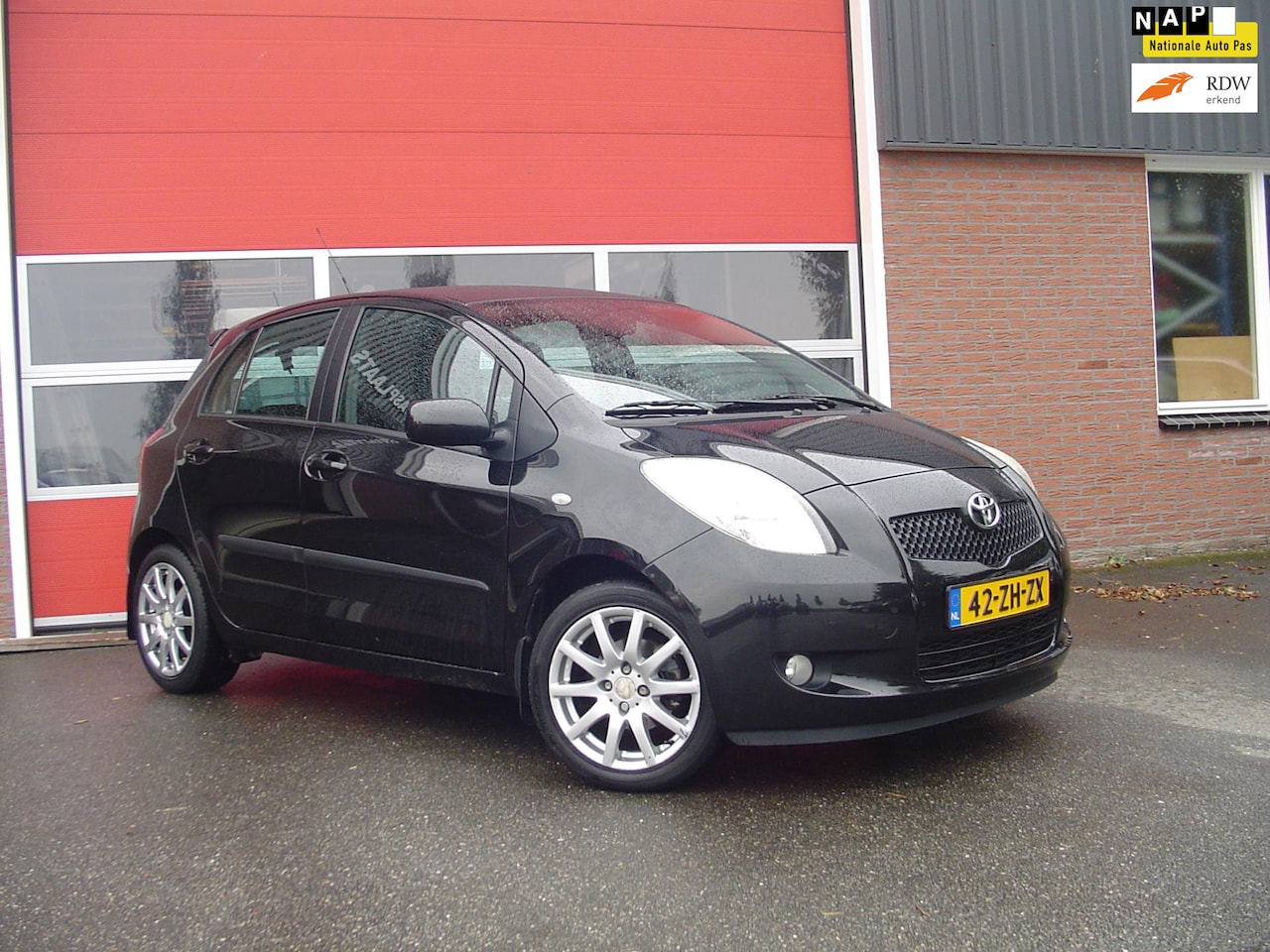 Toyota Yaris - 1.3 VVTi Sol / Airco / 5drs / Trekhaak - AutoWereld.nl