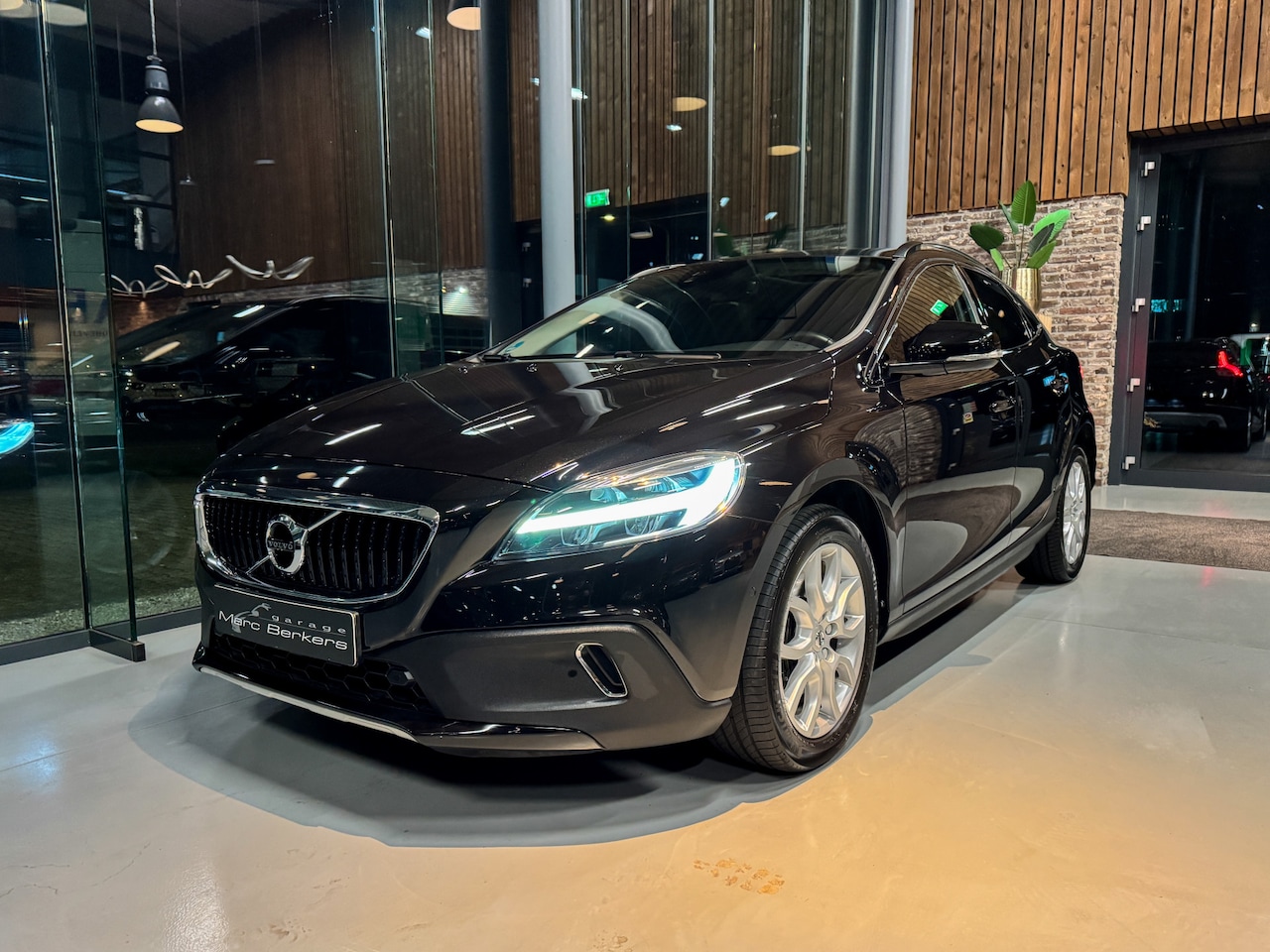 Volvo V40 Cross Country - 1.5 T3 Polar+ Luxury aut. leder, pano, camera, keyless - AutoWereld.nl