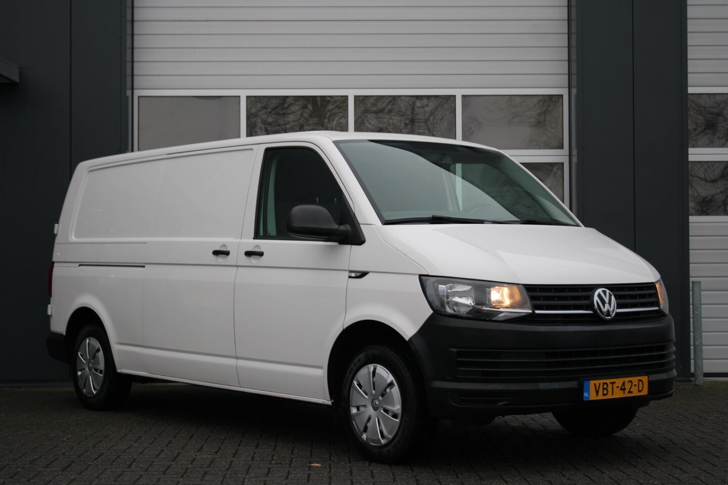 Volkswagen Transporter - 2.0 TDI L2H1 102pk Airco/Cruise/Bluetooth/Radio/CD.AUX.USB/3persoons/Schuifdeur/Trekhaak/A - AutoWereld.nl