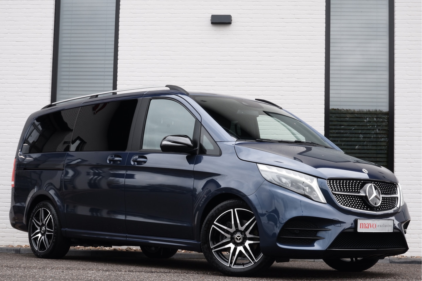 Mercedes-Benz V-klasse - 220d / AMG / DC / 2x Elec Schuifd / Burmester / 9.000KM!! / MBUX (apple carplay) / 360 Cam - AutoWereld.nl