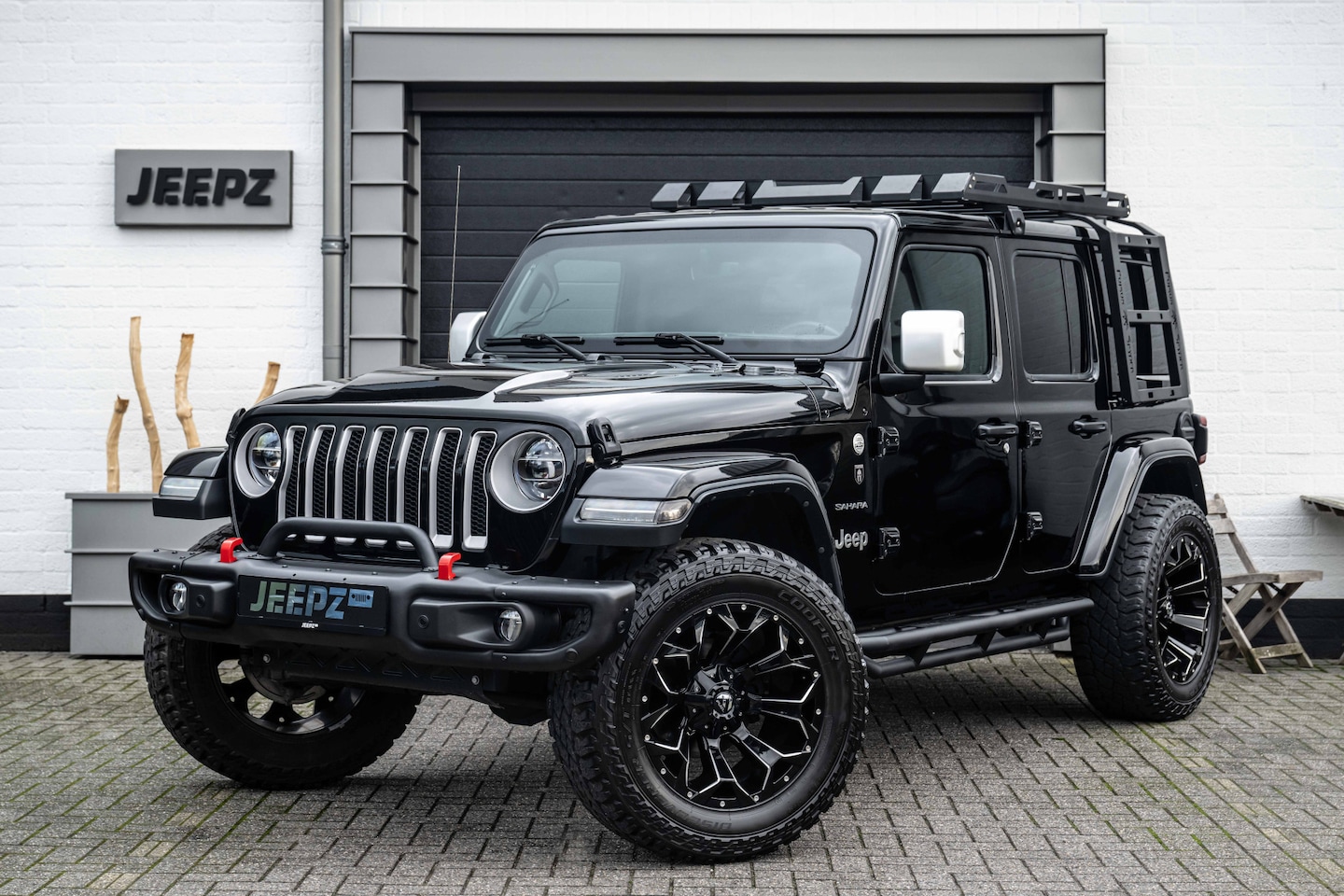 Jeep Wrangler - 2.2D Sahara - Grijs kenteken - 20" Fuel velgen - Ex. BTW - Verhoogd / Verbreed - Grijs ken - AutoWereld.nl