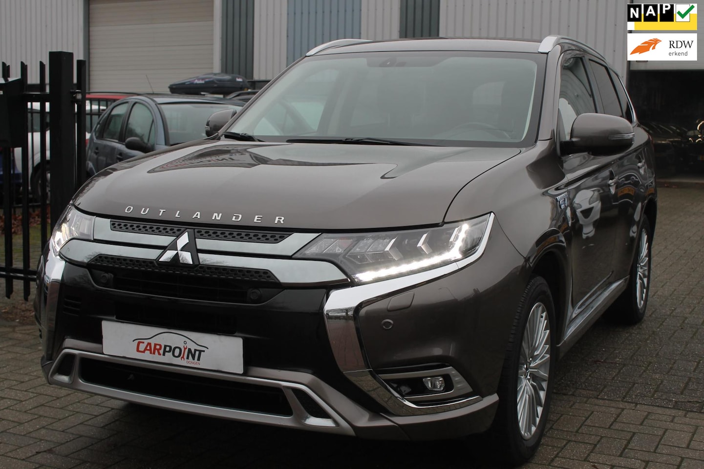 Mitsubishi Outlander - 2.4 PHEV 4WD Intense+ Navi Keyless LED Nieuwstaat!! - AutoWereld.nl