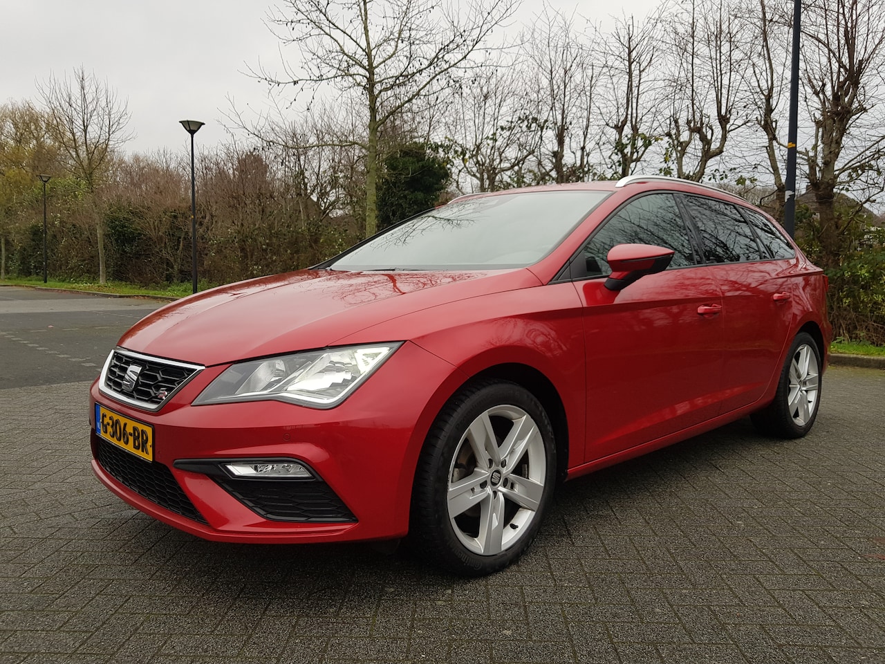 Seat Leon ST - 1.0 EcoTSI FR Business Intense Panorama | Keyless | DAB+ | Apple/Android | LED | Privacy glass | Climat control - AutoWereld.nl