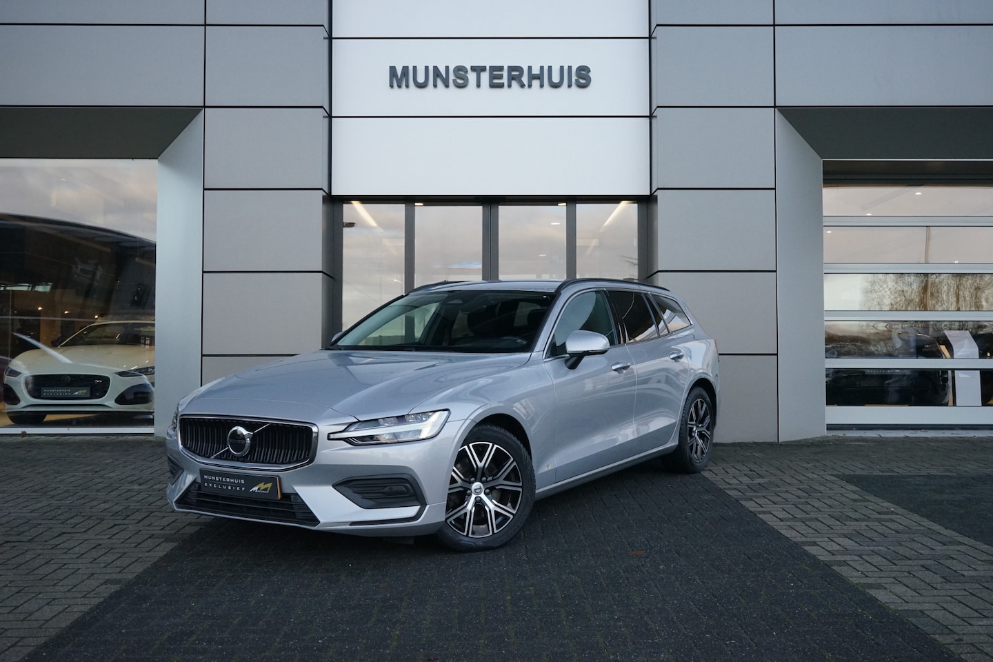 Volvo V60 - 2.0 B3 Core - Voorstoelen verwarmd - - AutoWereld.nl