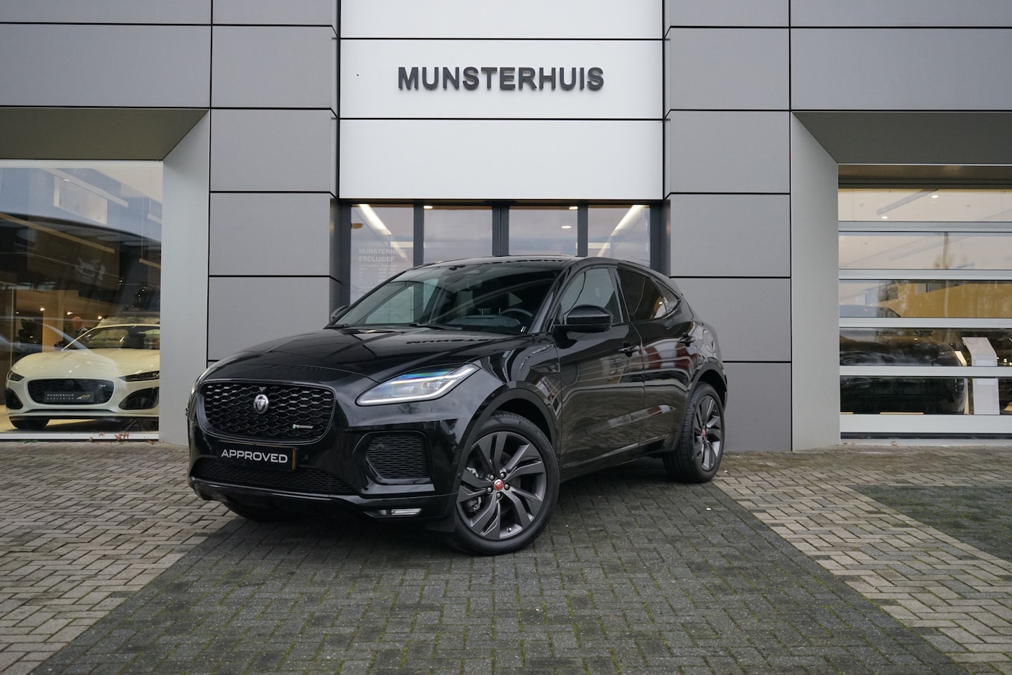 Jaguar E-Pace - 1.5 P300e AWD R-Dynamic HSE - Head-up display - Meridian - - AutoWereld.nl