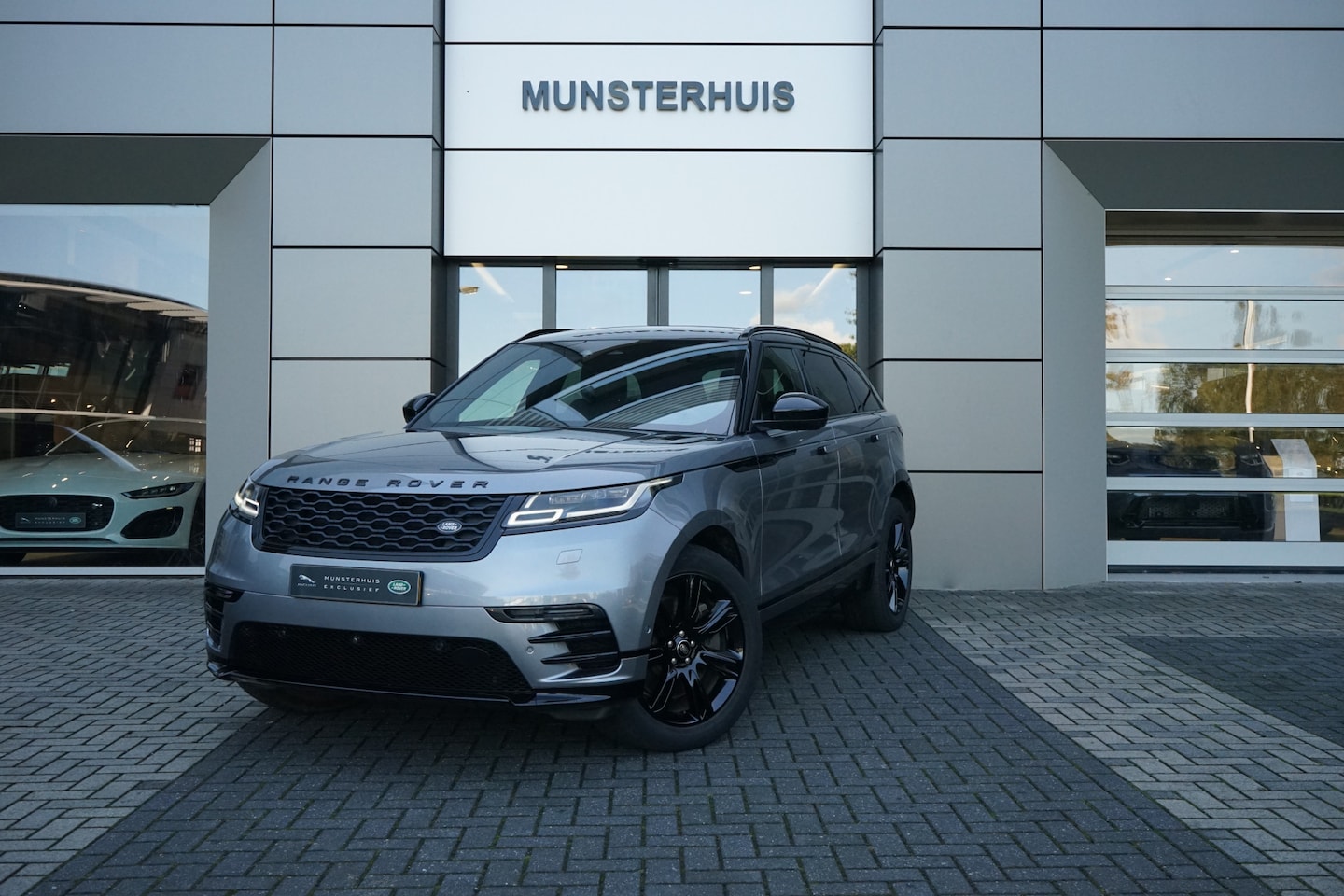 Land Rover Range Rover Velar - 2.0 P400e R-Dynamic SE - Elektrisch glazen panorama-dak - Voorstoelen verwarmd - - AutoWereld.nl