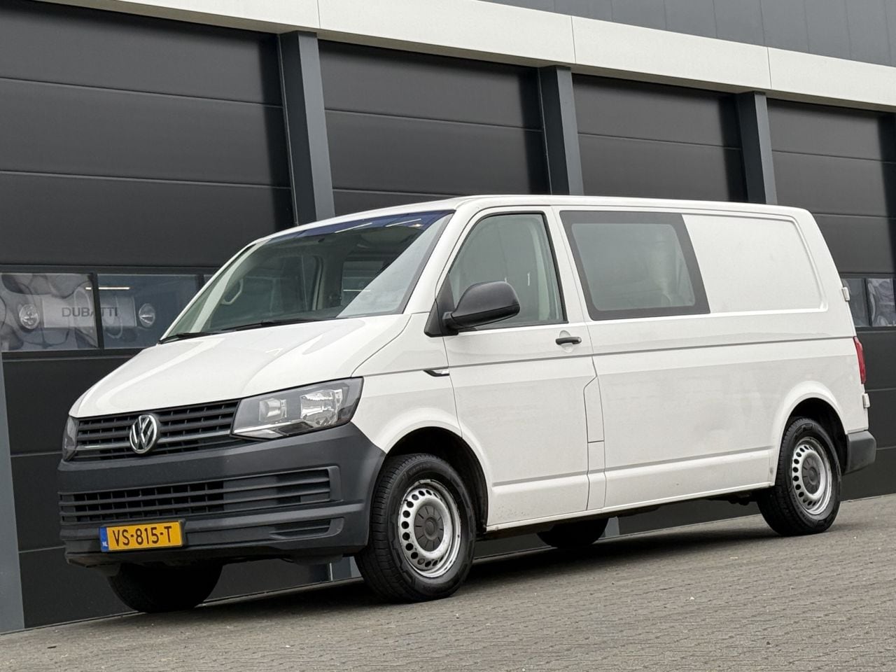 Volkswagen Transporter - 2.0 TDI L2H1 DC 2.0 TDI L2-H1 DC 5-PERS 140 PK - AutoWereld.nl