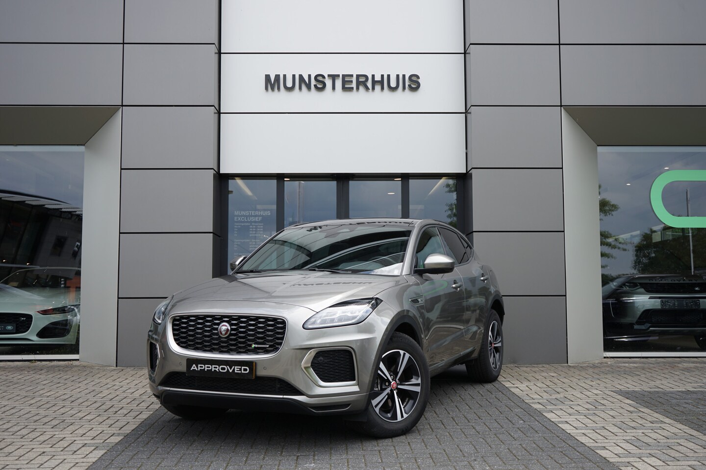 Jaguar E-Pace - 1.5 P300e AWD R-Dynamic S - Vast glazen - panorama dak - - AutoWereld.nl