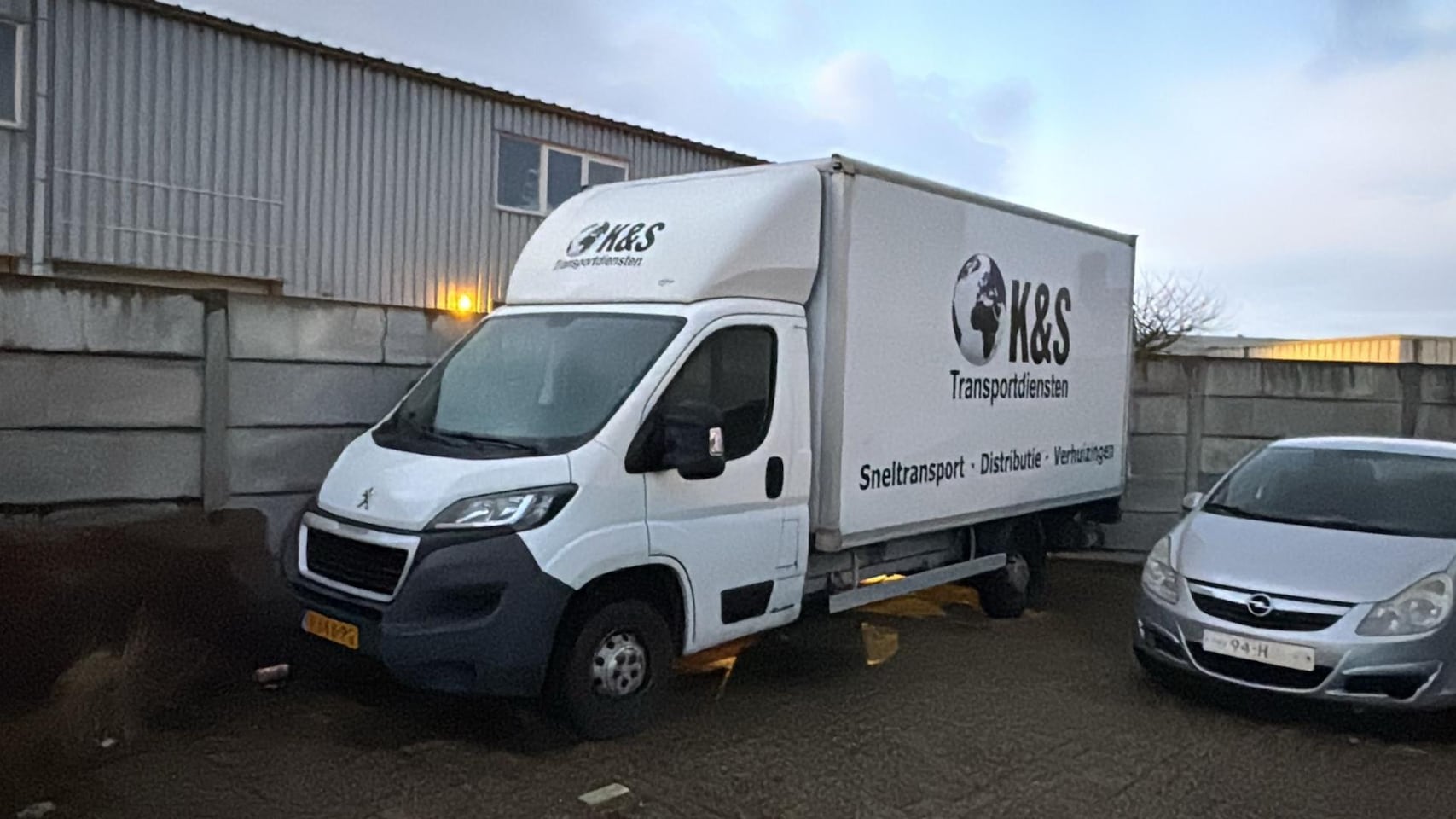 Peugeot Boxer - 335 2.0 BlueHDI L4 MEUBEL BAK LAADKLEP WIT 2018 - AutoWereld.nl