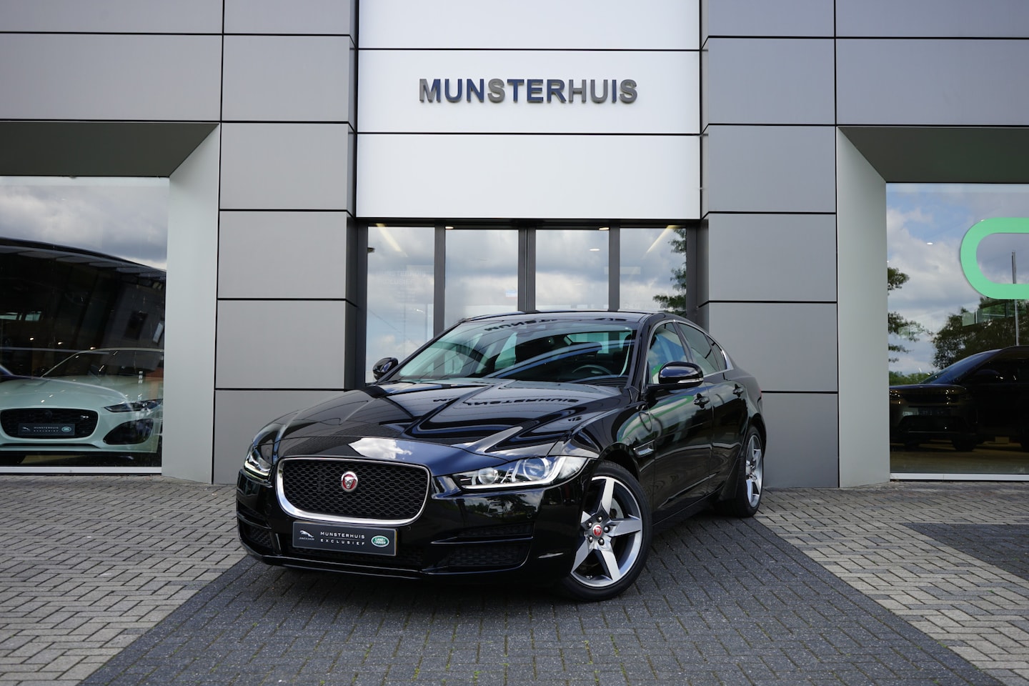 Jaguar XE - 2.0 Portfolio - Lederen bekleding - 18 inch - - AutoWereld.nl