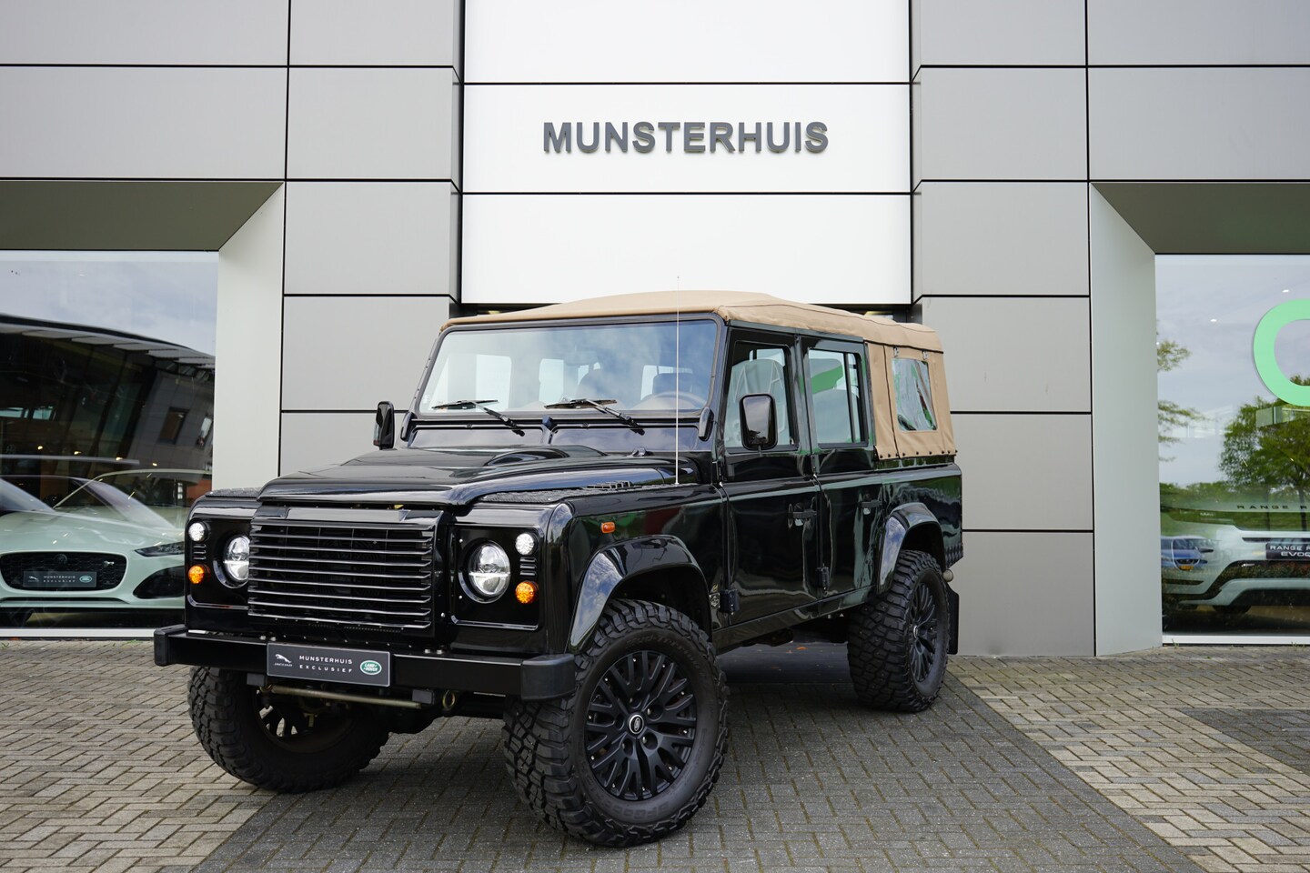 Land Rover Defender 110 - 2.4 TD SW Convertible Brand New - River House Rebuild, Butterscotch Leather, BF Goodridge - AutoWereld.nl