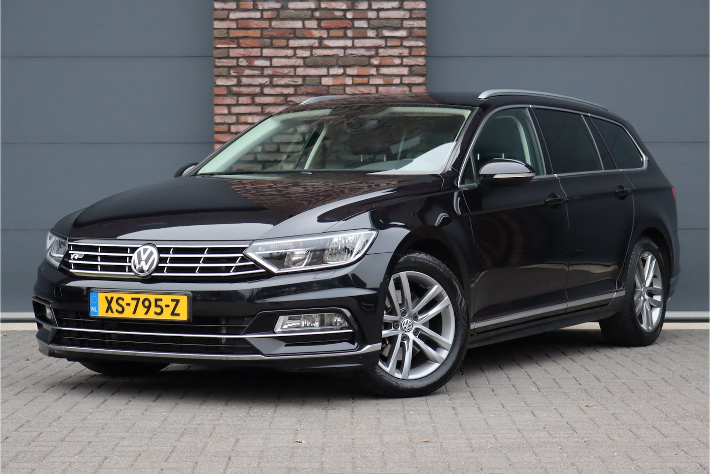 Volkswagen Passat Variant - 2.0 TSI R-Line Highline Aut6 | Adaptieve Cruise Control | Trekhaak | Standkachel | Verwarm - AutoWereld.nl