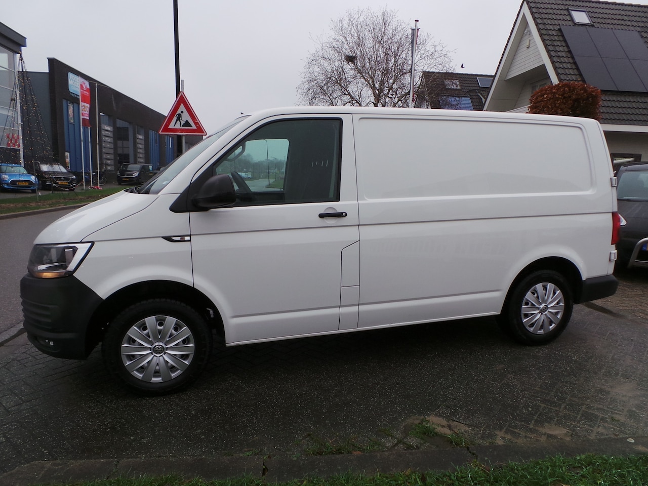 Volkswagen Transporter - 2.0 TDI 102pk L1H1 Airco,Cruise,Navi,Pdc,Trekh 3 persoons - AutoWereld.nl