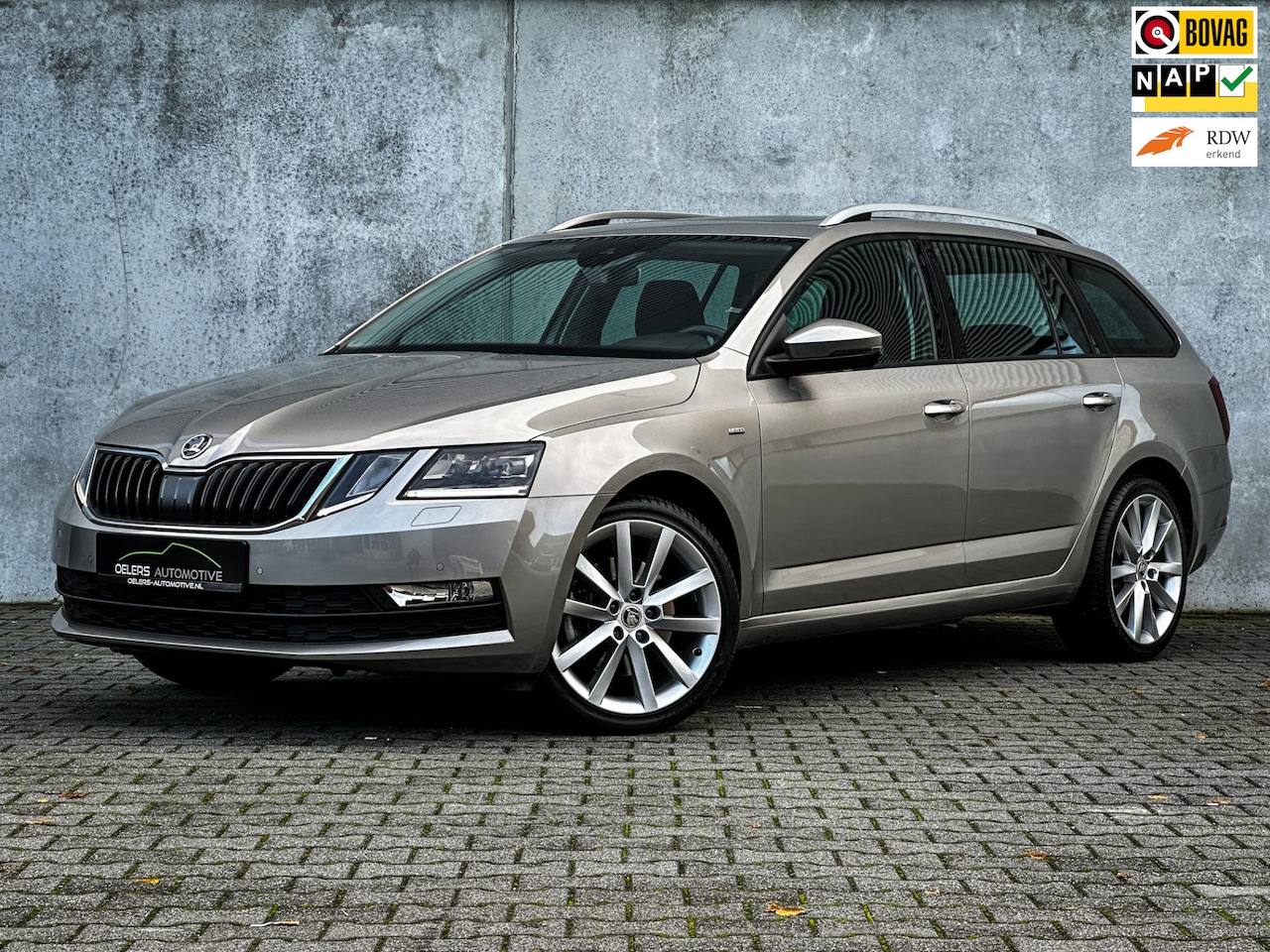 Skoda Octavia Combi - 1.8 TSI Greentech Style Business | Panoramadak | Navi | Clima | Cruise | CarPlay | 1e eig. - AutoWereld.nl