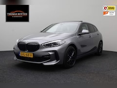 BMW 1-serie - 118i 2023 Automaat | 2023 | Digitaal Dashboard | Panoramadak | Sfeerverlichting | Half Led