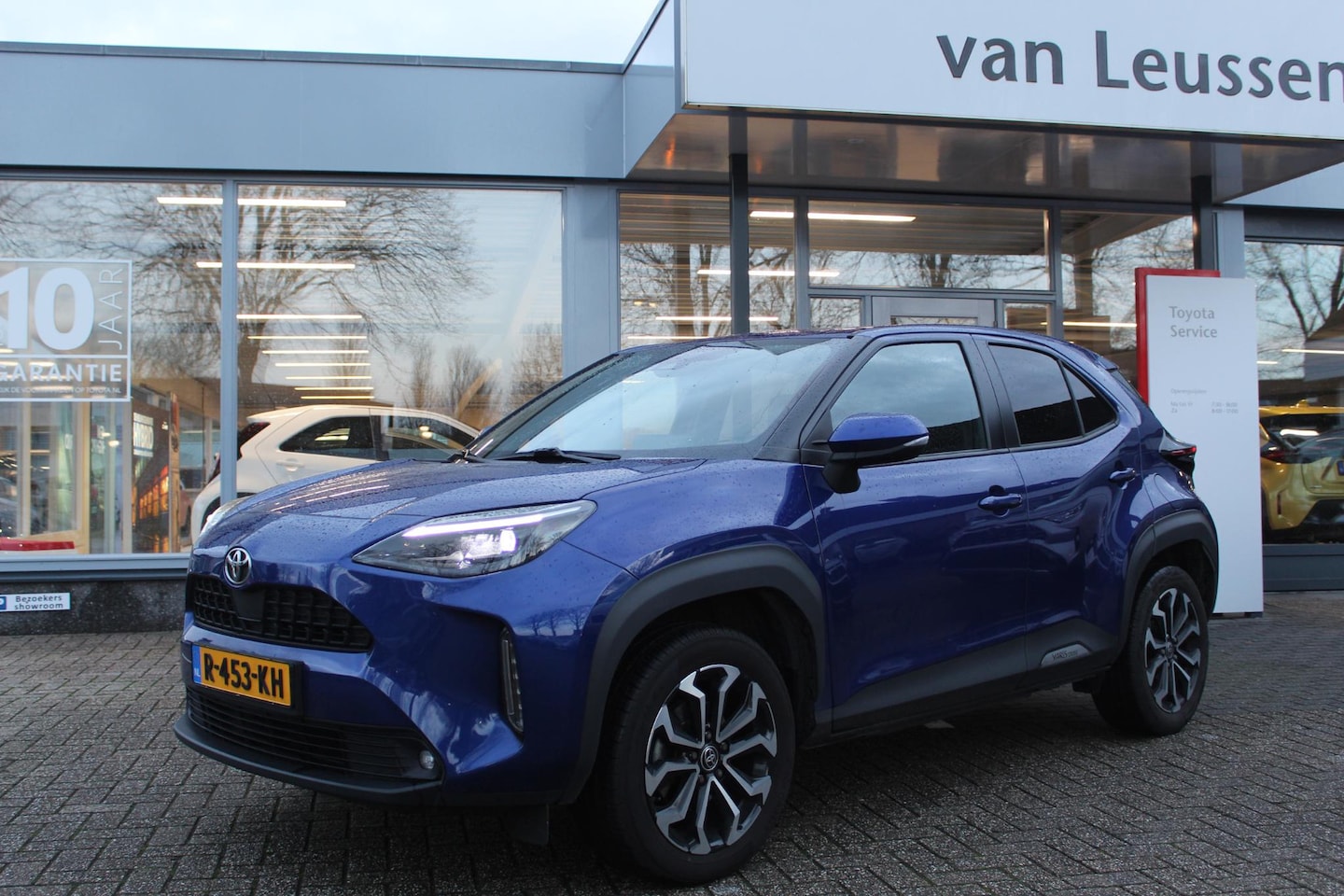 Toyota Yaris Cross - 1.5 VVT-I FIRST EDITION AUTOMAAT KEYLESS PRIVACYGLASS AIRCO APPLE/ANDROID CAMERA LM-VELGEN - AutoWereld.nl