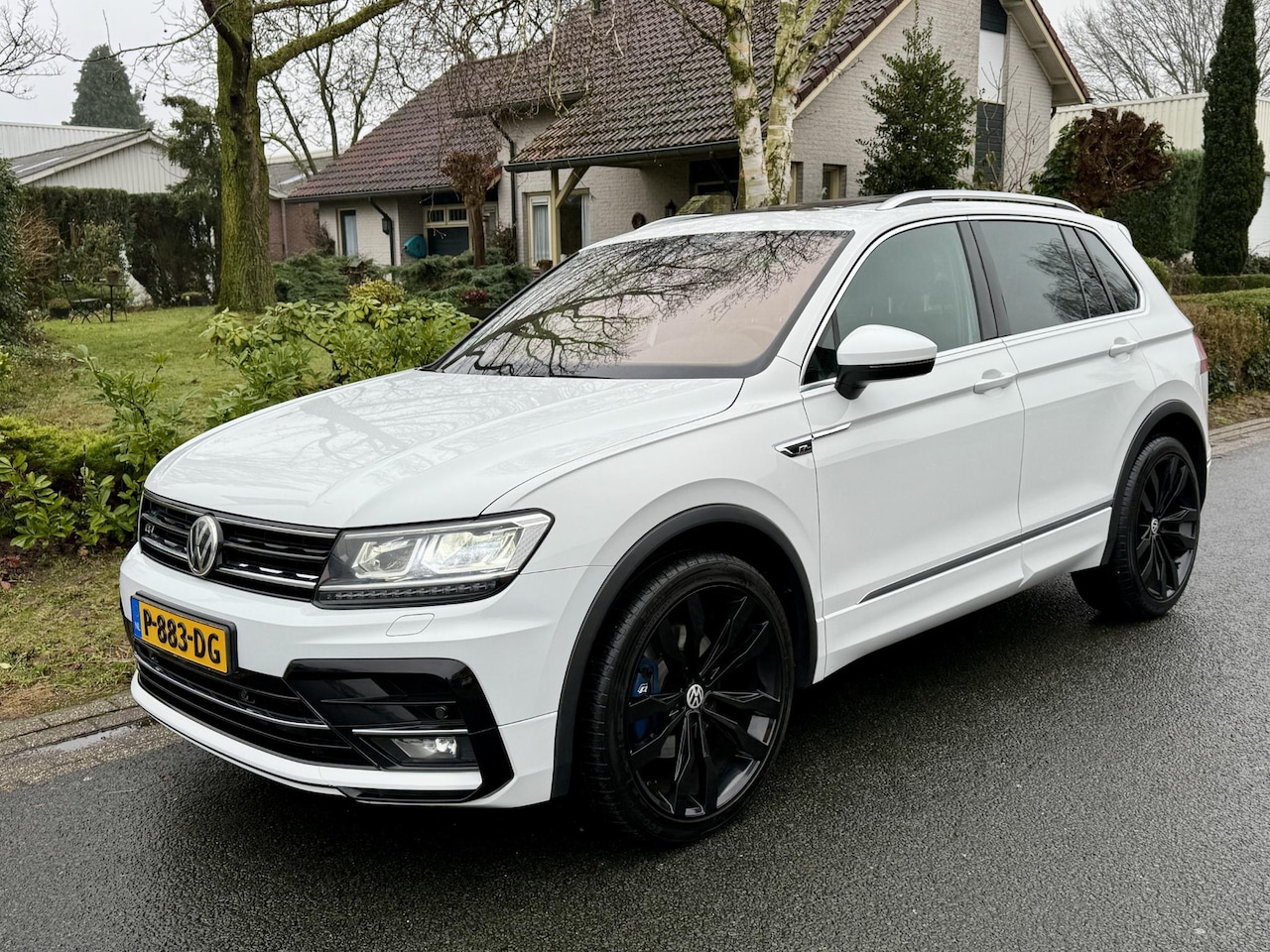 Volkswagen Tiguan - 2.0 TSI 4Motion 3x R-Line 180PK DSG•Pano•Trekhaak - AutoWereld.nl