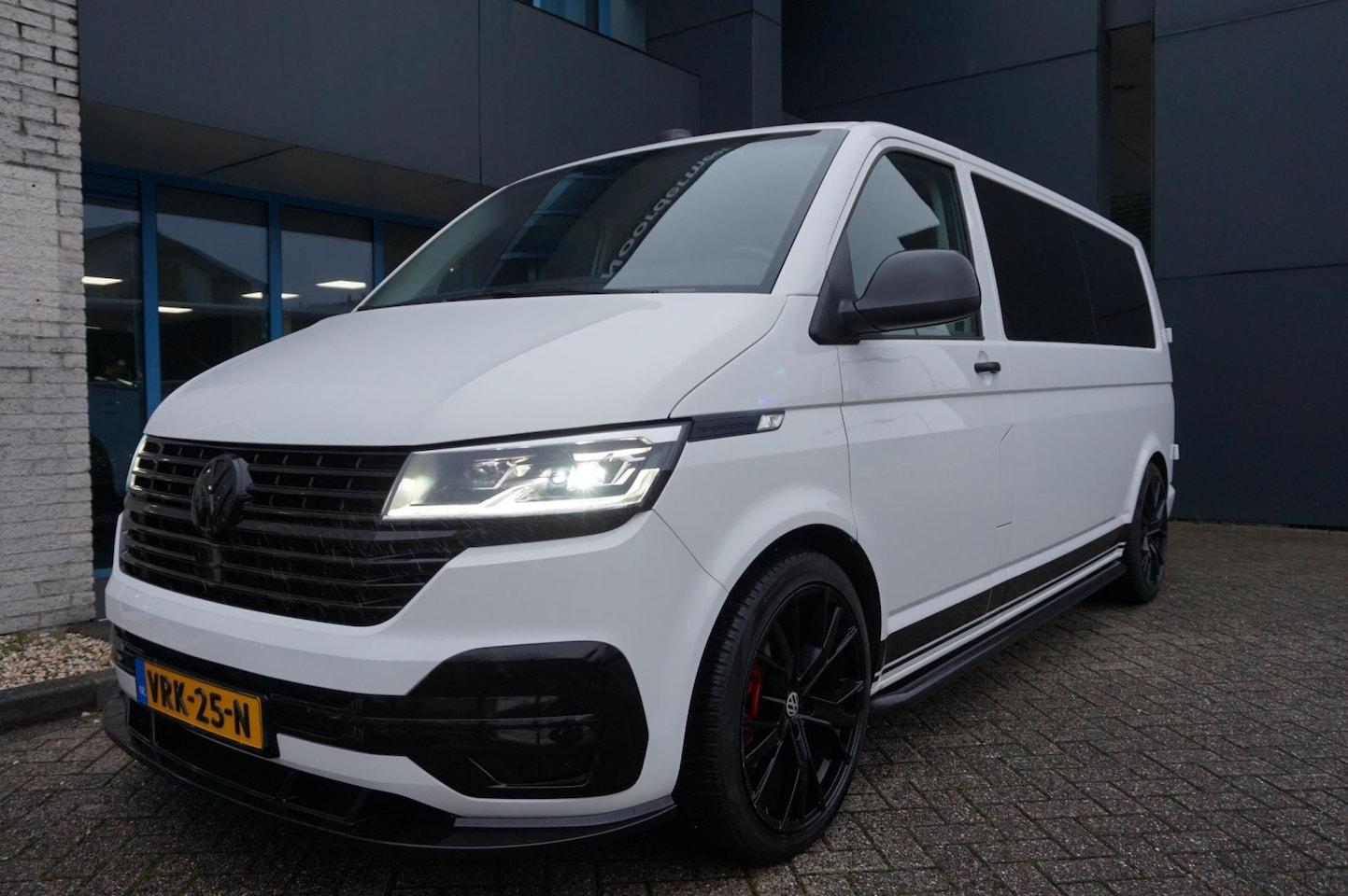 Volkswagen Transporter - 2.0 TDI L2H1 30 DC Bully automaat R-line - AutoWereld.nl