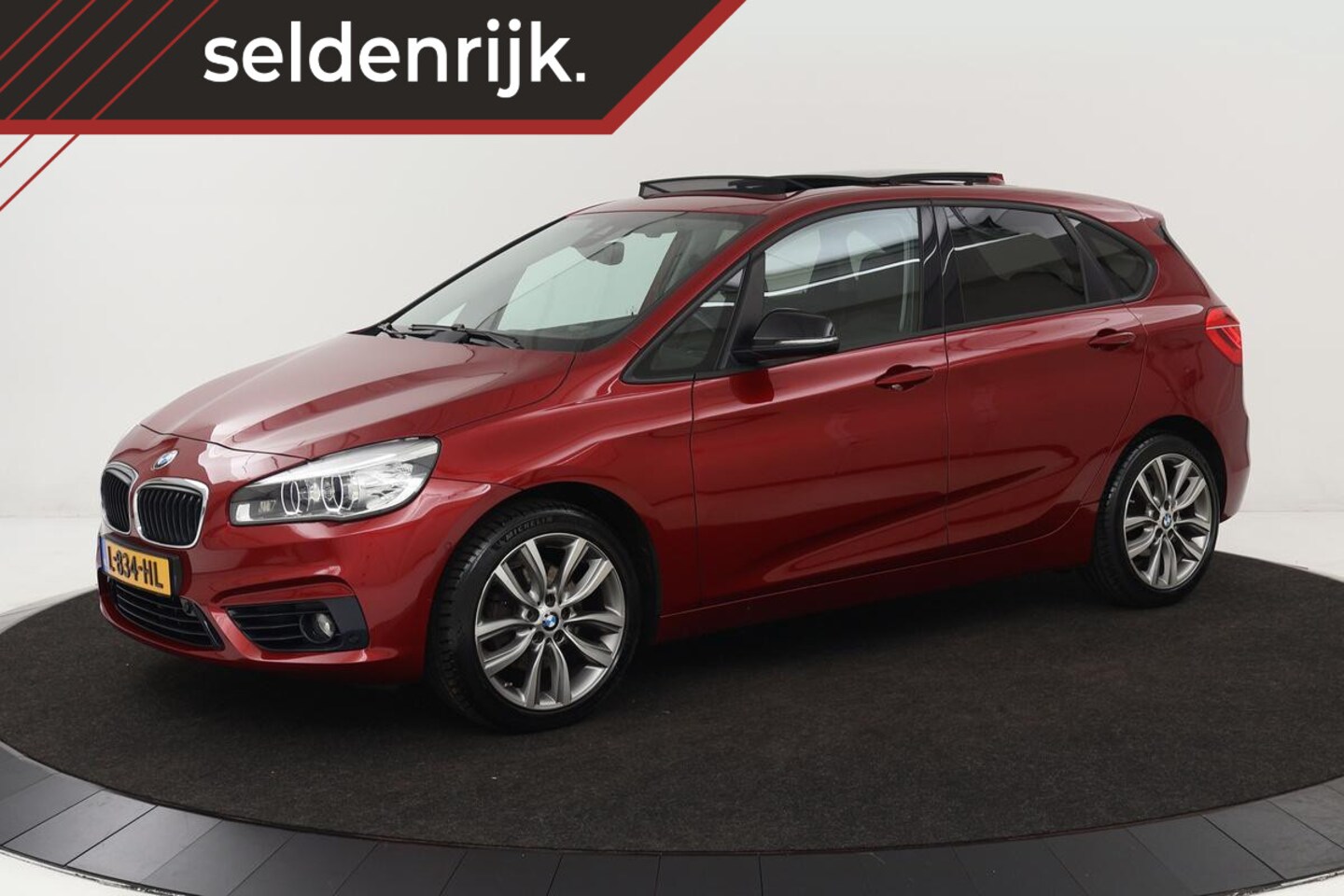 BMW 2-serie Active Tourer - 218i Sport | Panoramadak | Stoelverwarming | Trekhaak | Full LED | Sportstoelen | Navigati - AutoWereld.nl